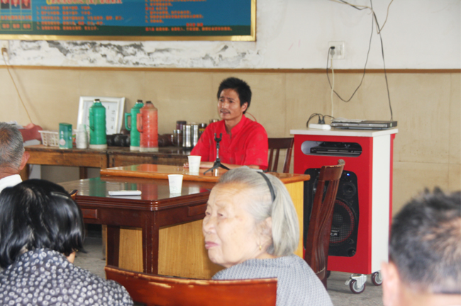 社區(qū)擺開故事派對——撥打本報熱線 金牌故事員上門講故事