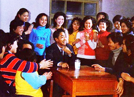 張功升在東北電業(yè)管理局為業(yè)余演出隊的演員們講故事