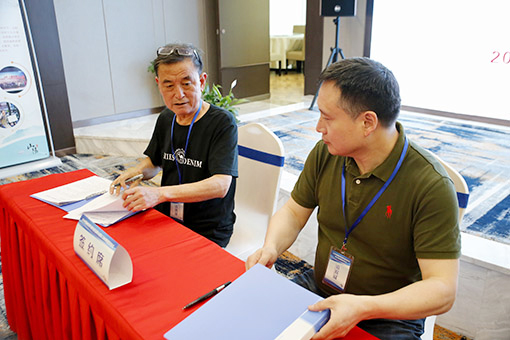 夏一鳴與余杭區(qū)民間文藝家協(xié)會(huì)代表豐國(guó)需簽約