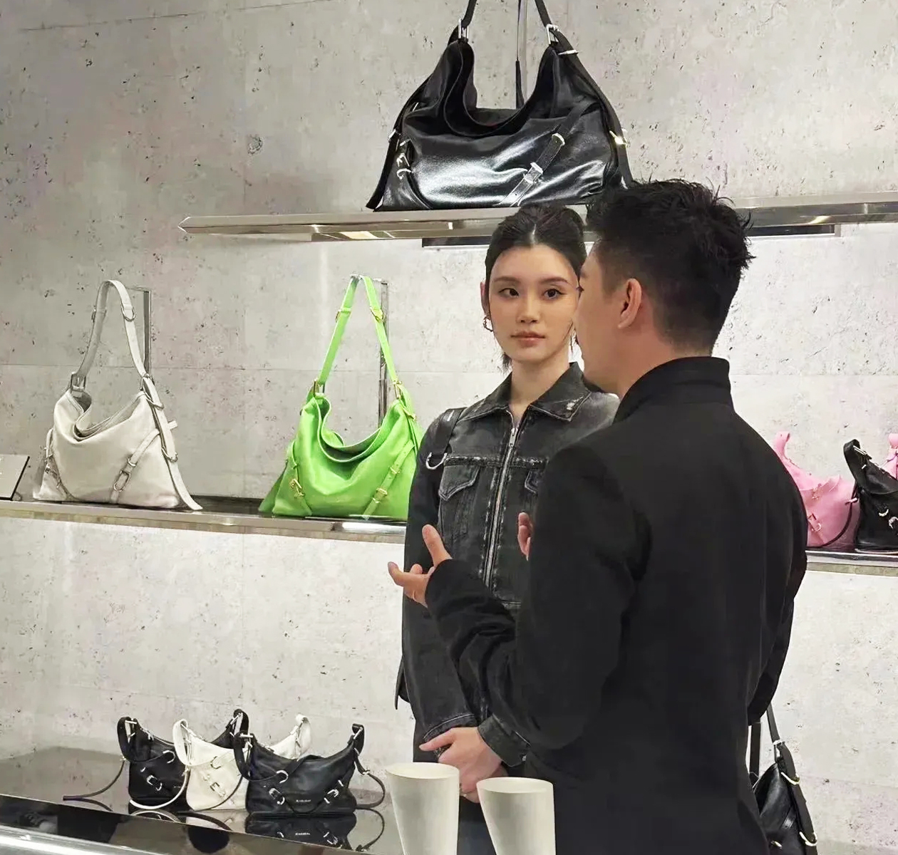 奚夢(mèng)瑤在紀(jì)梵希門店做品牌宣傳活動(dòng)