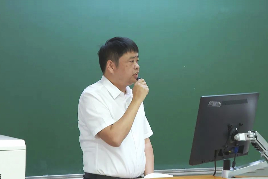 汝城縣委常委、副縣長李寧作“講好半條被子故事，走好新時(shí)代長征路”主題報(bào)告