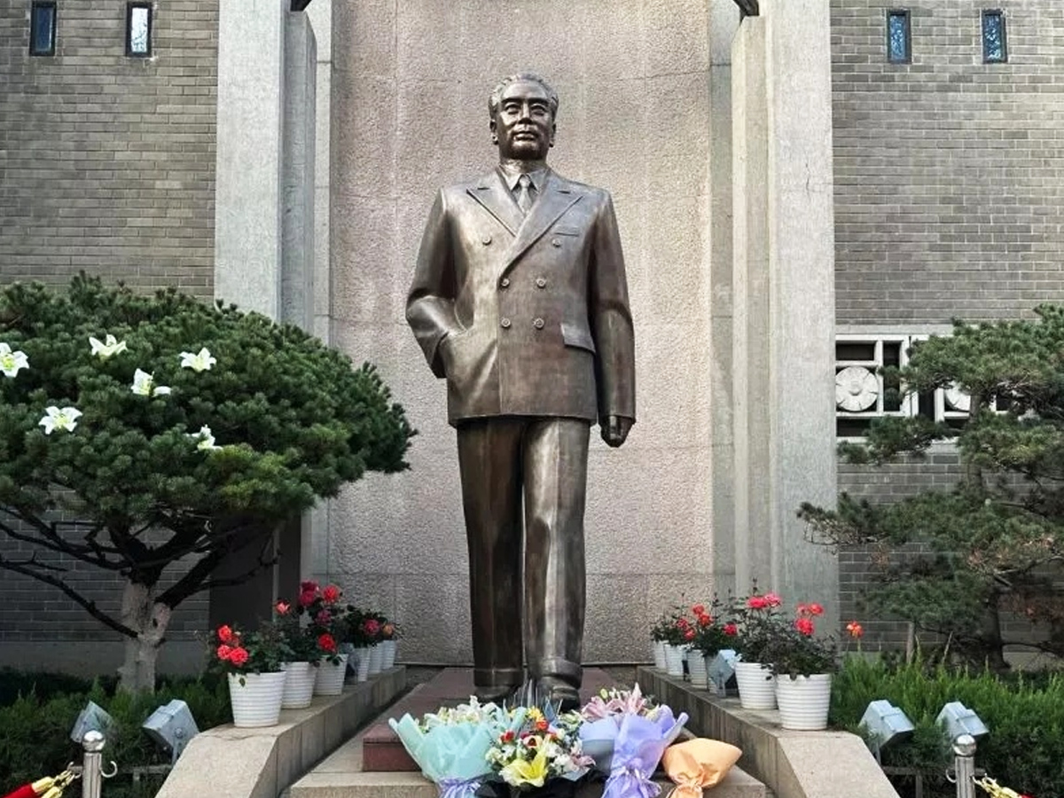 江蘇淮安周恩來(lái)紀(jì)念館周恩來(lái)塑像