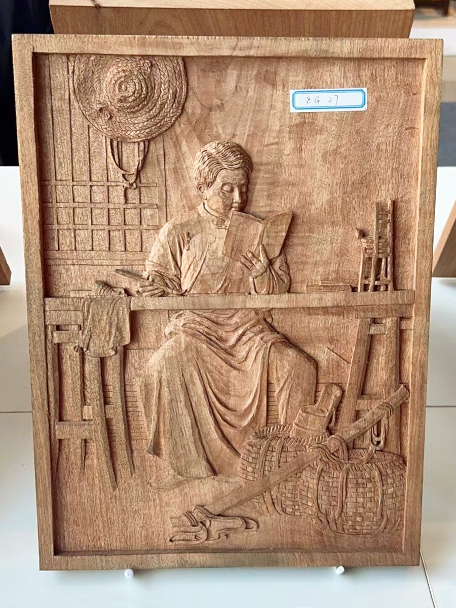 陳望道翻譯《共產(chǎn)黨宣言》場景木雕作品