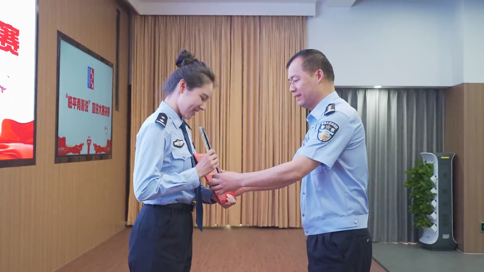 臨平分局黨委委員、政治處主任錢衛(wèi)龍為一等獎獲得者、交警大隊(duì)民警徐恬頒獎