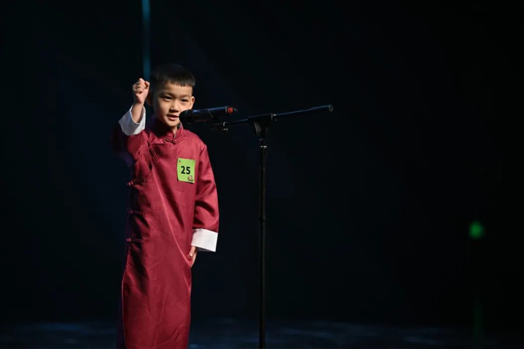 巴槿航講演故事“篤篤手指道聲謝謝” 