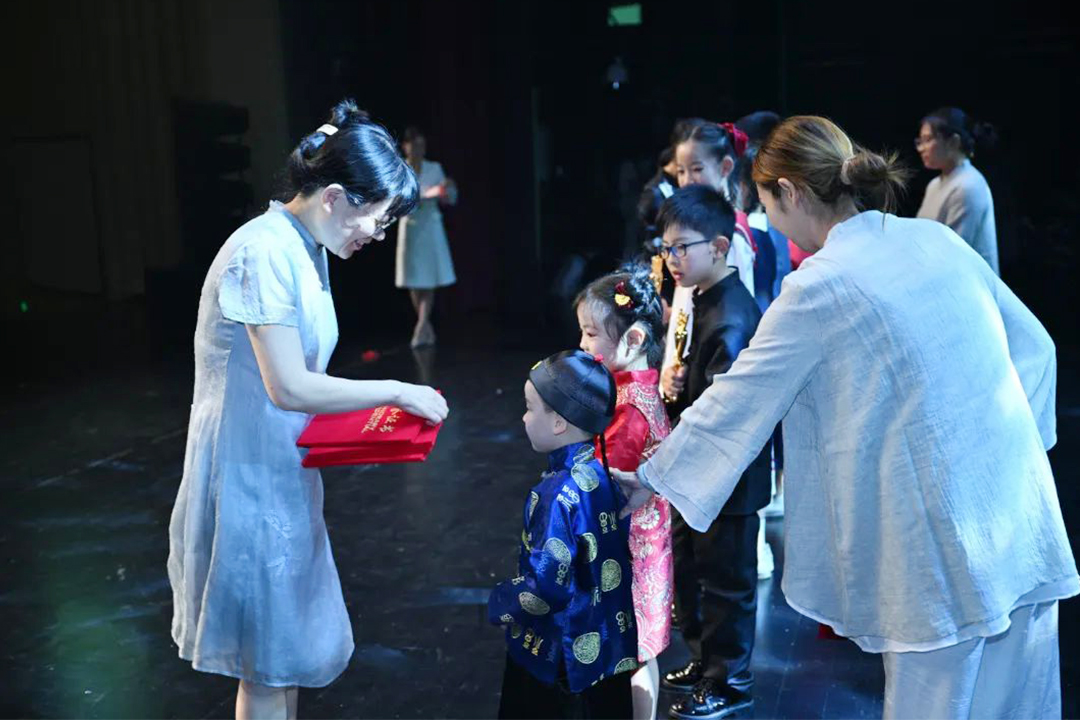 現(xiàn)場(chǎng)嘉賓為總決賽獲獎(jiǎng)選手頒獎(jiǎng)