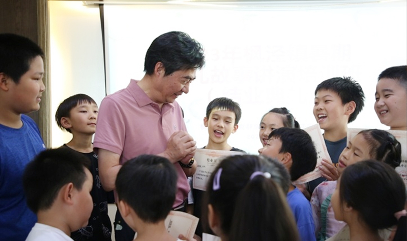 故事名家郁林興和學(xué)生們在一起
