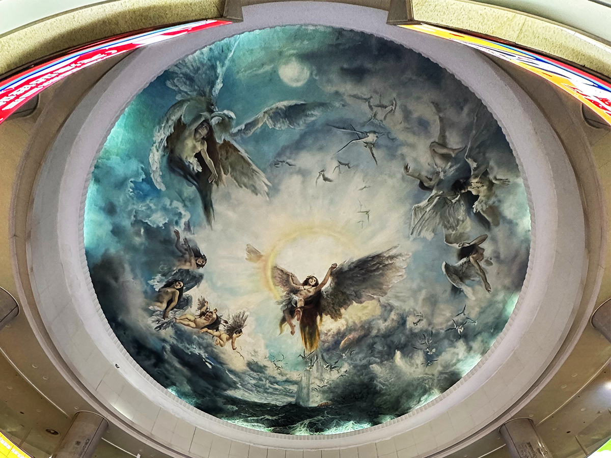 天津站穹頂壁畫《精衛(wèi)填?！? /><br />
▲天津站穹頂壁畫《精衛(wèi)填?！?</p>
<h3>
	精衛(wèi)填海的故事
</h3>
<p>
	相傳，炎帝有一個女兒，名叫女娃。炎帝非常寵愛這個女兒。
</p>
<p>
	有一天，女娃駕著一只小船到東海去游玩，沒想到海上起了風(fēng)浪，像山一樣高的海浪把小船打翻，女娃被海水淹死了。炎帝固然想念他的女兒，但無法使她死而復(fù)生，只能獨自悲傷流淚。
</p>
<p>
	<strong>女娃不甘心就這樣死去，她的靈魂變成了一只小鳥。由于這只鳥經(jīng)常發(fā)出“精衛(wèi)、精衛(wèi)”的悲鳴聲，人們就叫她“精衛(wèi)”。</strong>精衛(wèi)長著花腦袋、白嘴殼、紅腳爪，大小有點兒像烏鴉，住在北方的發(fā)鳩山上。她痛恨無情的大海奪走了自己年輕的生命，因此常常從發(fā)鳩山銜來石子兒或小樹枝，展翅高飛，一直飛到東海。她在波濤洶涌的海面上飛翔著，把石子兒或樹枝投下去，想把大海填平。
</p>
<p>
	大海奔騰著，咆哮著，露出雪白的牙齒，兇惡地嘲笑她：“小鳥，算了吧，就算你能干一百萬年，也休想把我填平！”
</p>
<p>
	精衛(wèi)在高空答復(fù)大海：“哪怕是耗費一千萬年、一萬萬年，直到宇宙終結(jié)，我也要繼續(xù)，直到把你填平！”
</p>
<p>
	“你為什么恨我這樣深呢？”
</p>
<p>
	“因為你奪走了我年輕的生命，將來還會有很多年輕無辜的生命被你無情地奪去?！?</p>
<p>
	“傻瓜，那么你就填吧！”大海哈哈大笑起來。
</p>
<p>
	精衛(wèi)在高空悲鳴著：“我要填！我要填！我要永無休止地填下去！你這叫人憤恨的大海呀，總有一天我會把你填成平地！”
</p>
<p>
	精衛(wèi)飛翔著，悲鳴著，離開大海，又飛回發(fā)鳩山上，銜著石子兒和樹枝飛往大海。她往返飛翔，從不休息，直到今天，她還在做著這件事。
</p>
<p>
	據(jù)說，后來精衛(wèi)在海邊和海燕結(jié)成夫妻，生下的孩子，雌的像精衛(wèi)，雄的像海燕。東海還有“精衛(wèi)誓水”處，因為精衛(wèi)曾經(jīng)淹死在那里，所以發(fā)誓不喝那里的水。人們稱精衛(wèi)為“誓鳥”或“志鳥”，民間也有人叫她“帝女雀”。
</p>
<p>
	就這樣，精衛(wèi)填海的故事流傳了下來。人們常用精衛(wèi)填海的故事激勵自己努力奮斗。
</p>
<p align=