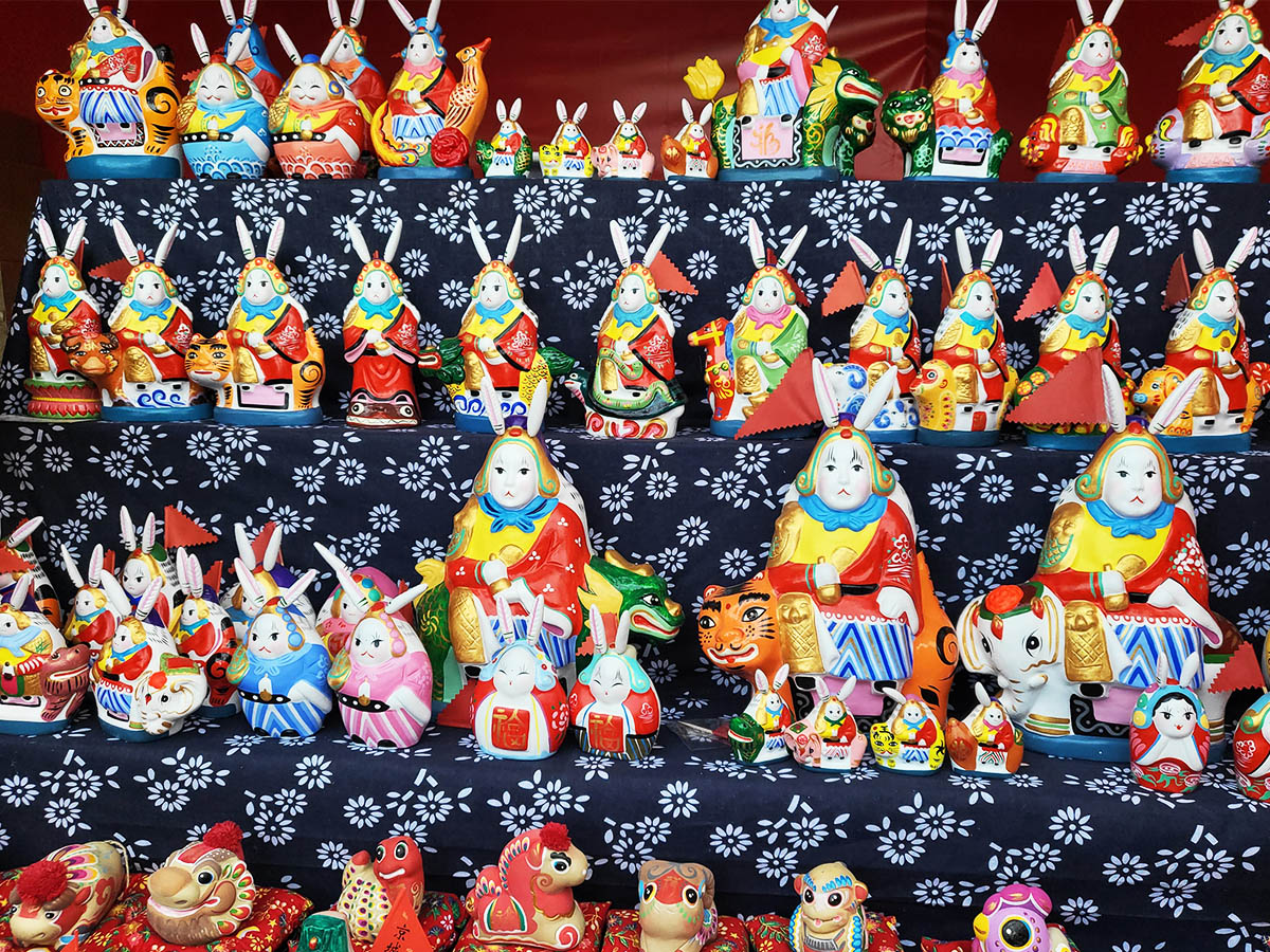 各種姿態(tài)的兔兒爺工藝品