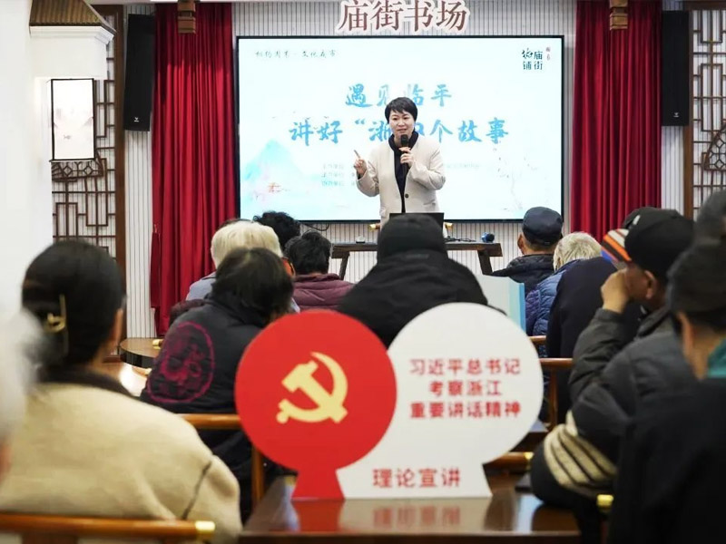 故事名家孫惠華在臨平街道廟東社區(qū)廟街書(shū)場(chǎng)為老百姓講故事