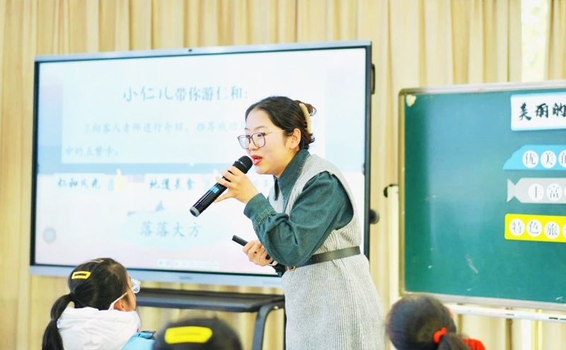 徐敏敏老師在課堂教學(xué)互動